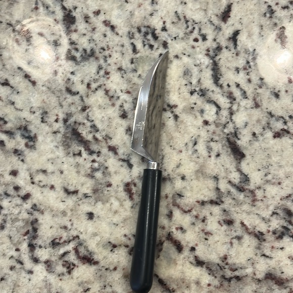 The pampered chef V-shaped cutter - Picture 1 of 3